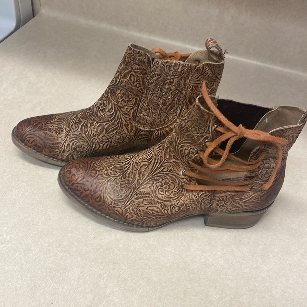 Circle G ankle boots